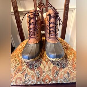 Tommy Hilfiger Women's Russel Duck Boots. Excellent condition.Size 9 lace up